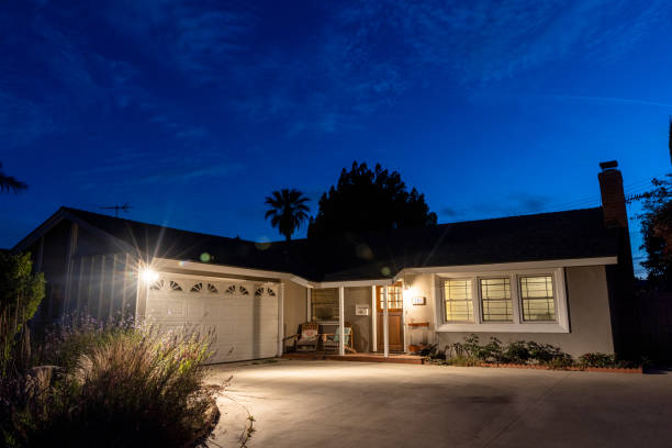 casa residencial en el sur de california en crepúsculo - house detached house garage outdoors fotografías e imágenes de stock