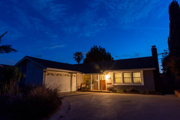 casa residencial en el sur de california en crepúsculo - house detached house garage outdoors fotografías e imágenes de stock