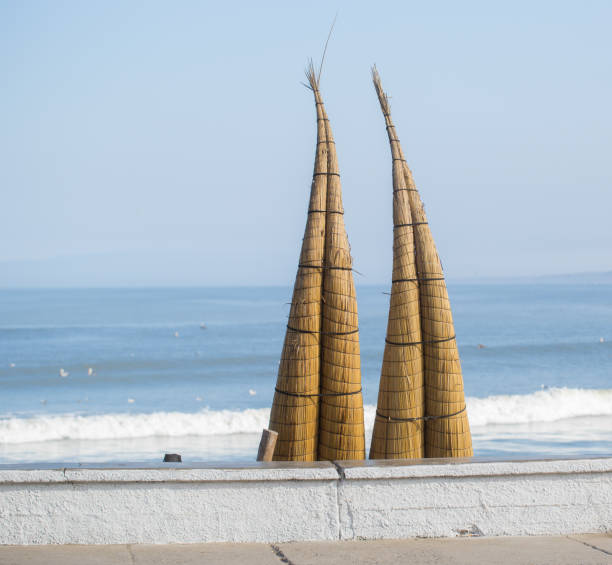 тростниковые каноэ на севере перу - huanchaco стоковые фото и изображения