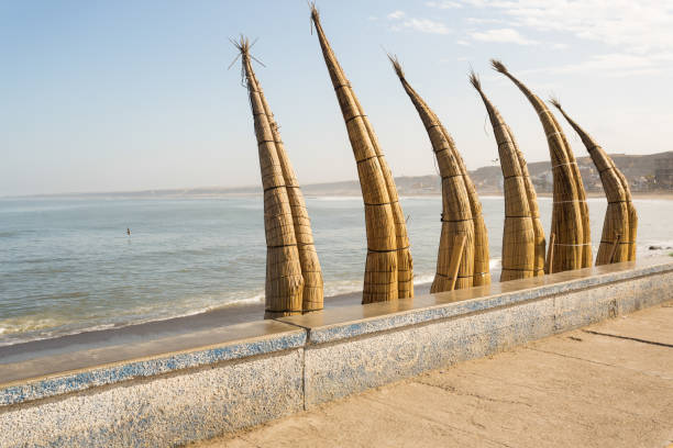 тростниковые каноэ на севере перу - huanchaco стоковые фото и изображения