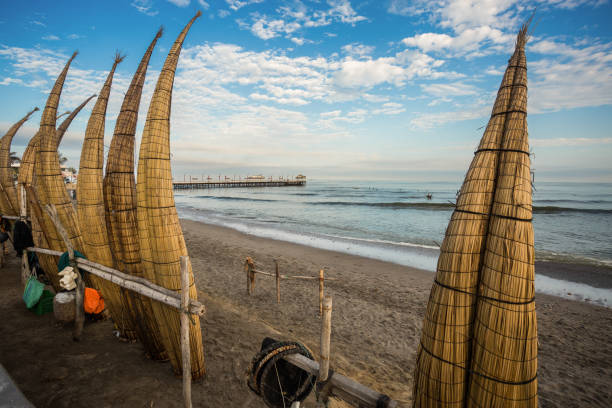 тростниковые каноэ на севере перу - huanchaco стоковые фото и изображения