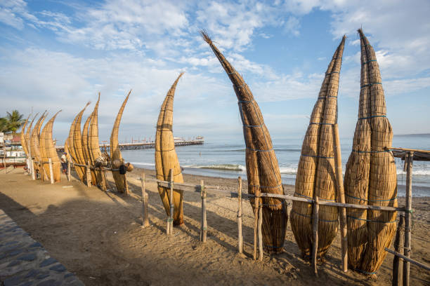 тростниковые каноэ на севере перу - huanchaco стоковые фото и изображения