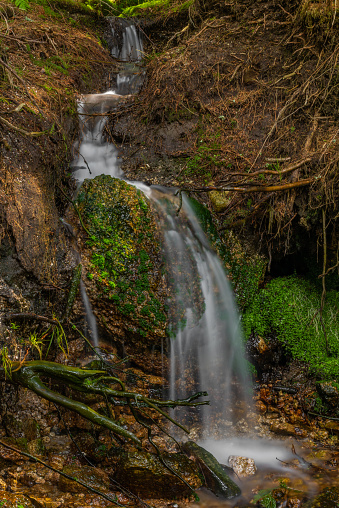 Pequeña cascada cerca del valle lisci en el día del color de primavera photo