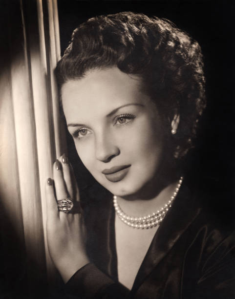 image taken in the 40s, pensive young woman in studio pose looking away - 1941 imagens e fotografias de stock