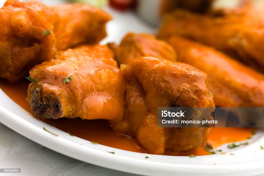 Alas de pollo Buffalo picante con queso Dip apio y salsa chile - Foto de stock de Ala de animal libre de derechos