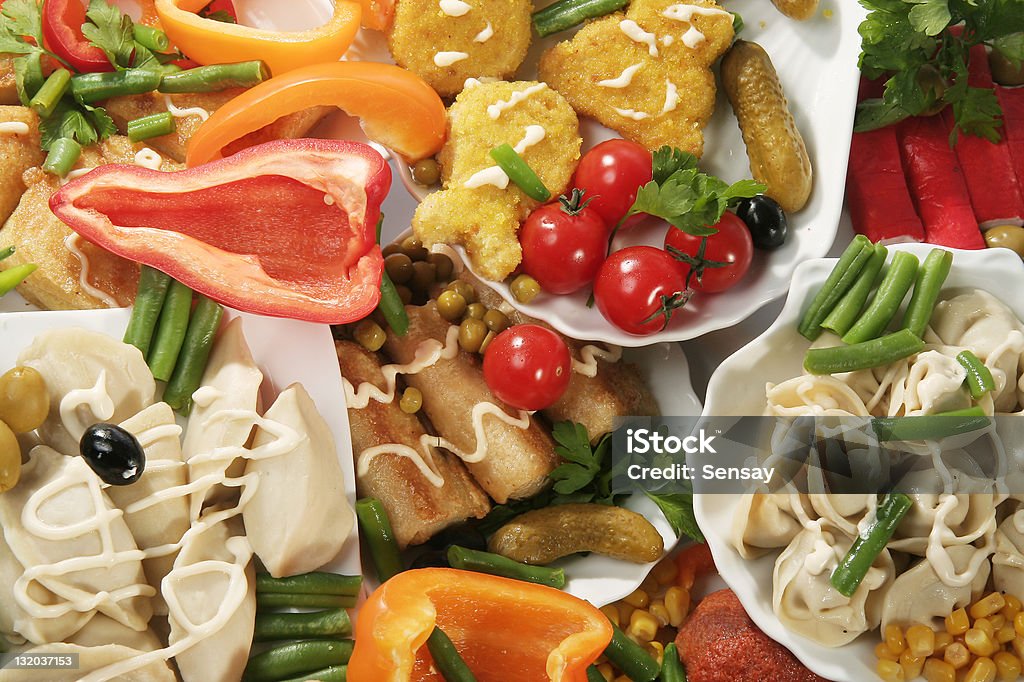 Jedzenie wegetariańskie na stole - Zbiór zdjęć royalty-free (Bakłażan)