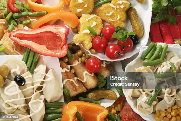Pratos Vegetarianos Numa Tabela - Fotografias de stock e mais imagens de Alho Francês - Alho Francês, Alimentação Saudável, Amarelo