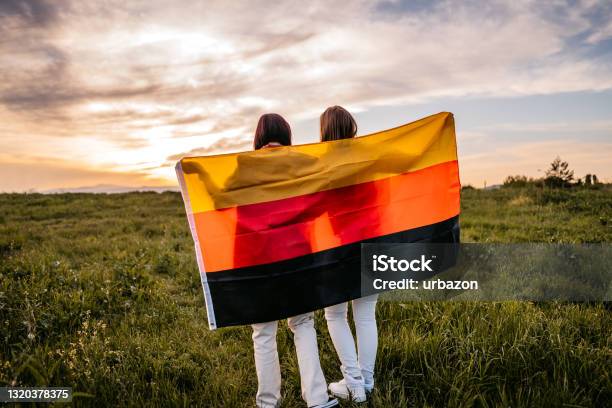 Zwei Frauen Bedecken Sich Mit Deutschlandfahne Auf Wiese Stockfoto und mehr Bilder von Deutschland