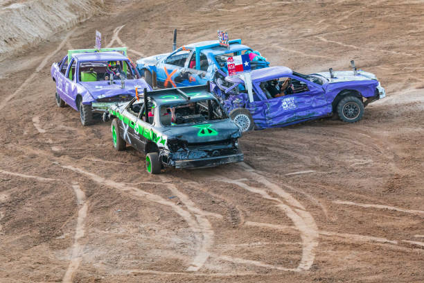 concurrents dans le derby de démolition à burnet, texas. - demolition derby photos et images de collection