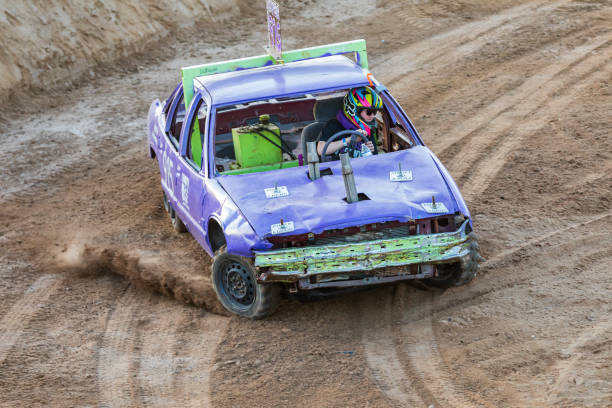 concurrent dans le derby de démolition à burnet, texas. - demolition derby photos et images de collection