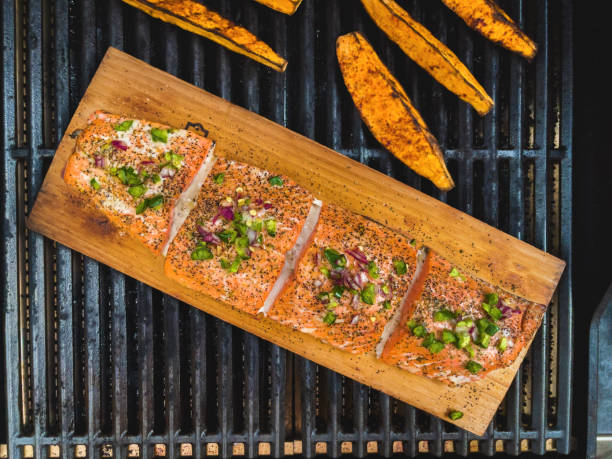 file di salmone alla griglia barbecue sulla serie di foto di cedro plank - smoked salmon cooking copy space food foto e immagini stock