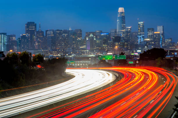 san francisco et freeway, nuit. - financial district downtown district skyscraper business photos et images de collection