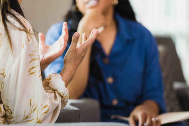 donna irriconoscibile che parla con il terapeuta - vulnerabilità foto e immagini stock