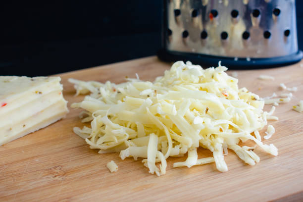 formaggio jack al pepe triturato - monterey jack il formaggio foto e immagini stock