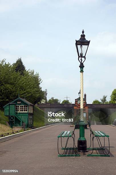 Stazione Ferroviaria Di Piattaforme Lampada Vuoto - Fotografie stock e altre immagini di Ambientazione esterna - Ambientazione esterna, Arrivo, Binario di stazione ferroviaria