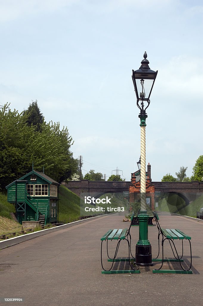 Железнодорожный вокзал пустой платформ лампа - Стоковые фото Англия роялти-фри