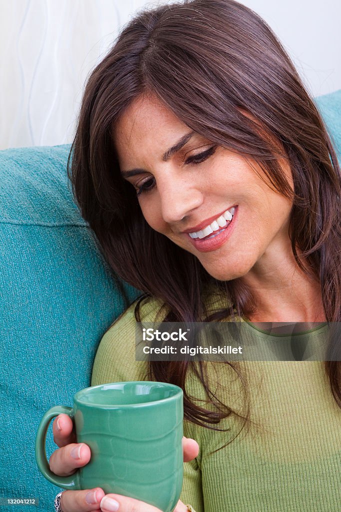 Frau Lächeln mit Kaffee - Lizenzfrei Attraktive Frau Stock-Foto