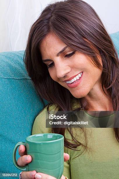 Frau Lächeln Mit Kaffee Stockfoto und mehr Bilder von Attraktive Frau - Attraktive Frau, Eine Frau allein, Eine Person