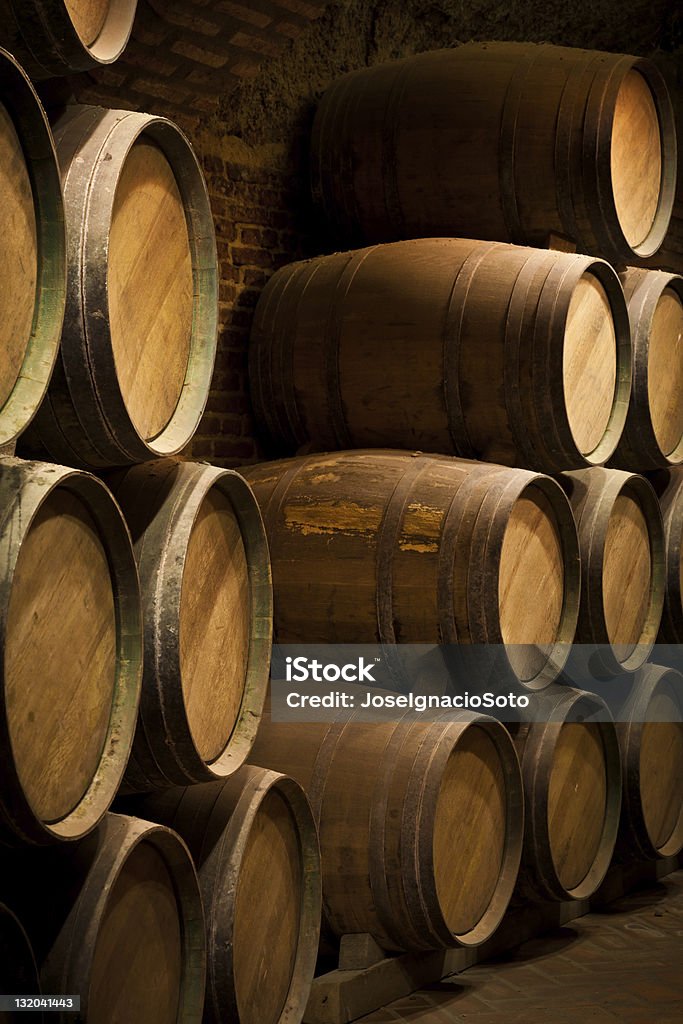 Barriles de vino en una antigua bodega de antigüedad - Foto de stock de Bodega - Almacén libre de derechos