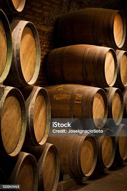 Barriles De Vino En Una Antigua Bodega De Antigüedad Foto de stock y más banco de imágenes de Bodega - Almacén