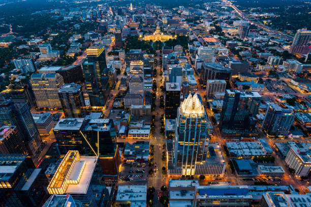 le capitole de l’état du texas mélangé dans un paysage urbain en pleine croissance - austin texas skyline texas cityscape photos et images de collection