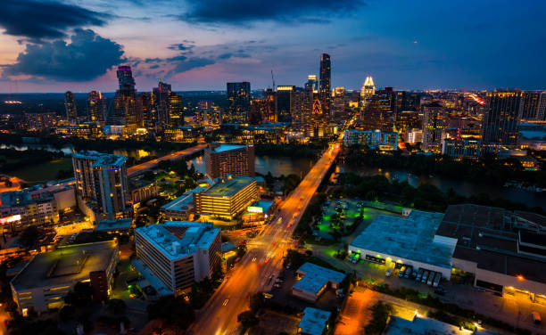 blue hour austin texas cityscape skyline nightscape - town home imagens e fotografias de stock