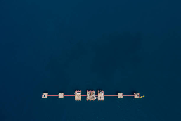 역외 플랫폼 - oil rig oil sea aerial view 뉴스 사진 이미지