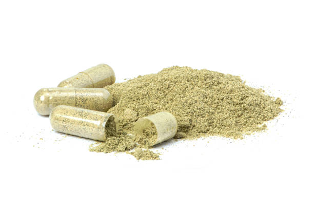 capsula in polvere di maca e erboristeria isolata su bianco - chinese medicine herb pill nutritional supplement foto e immagini stock