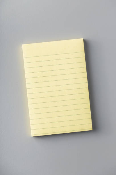 bloc de notas de papel pegajoso en blanco en la mesa gris. - sheet adhesive note paper note pad fotografías e imágenes de stock
