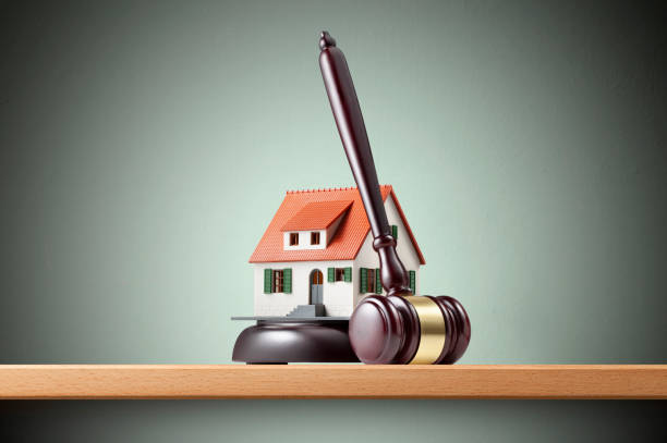 선반에 미니어처 모델 하우스가 있는 망치 - gavel auction law courthouse 뉴스 사진 이미지