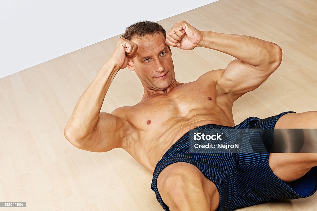 Bonito homem muscular fazendo fitness exercício. - Royalty-free Adulto Foto de stock