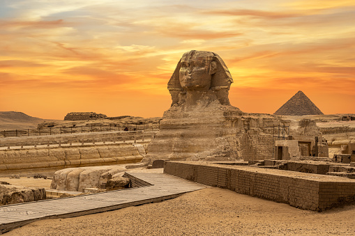 Paisaje con pirámides egipcias, Gran Esfinge y siluetas Símbolos antiguos y monumentos de Egipto para su concepto de viaje a África bajo la luz del sol dorada. photo