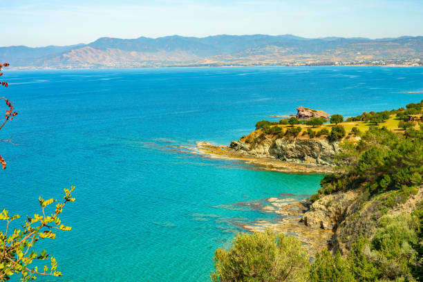 vista a la costa del mar de la isla de chipre con agua azul y montaña. paisaje del cabo de akamas - akamas fotografías e imágenes de stock