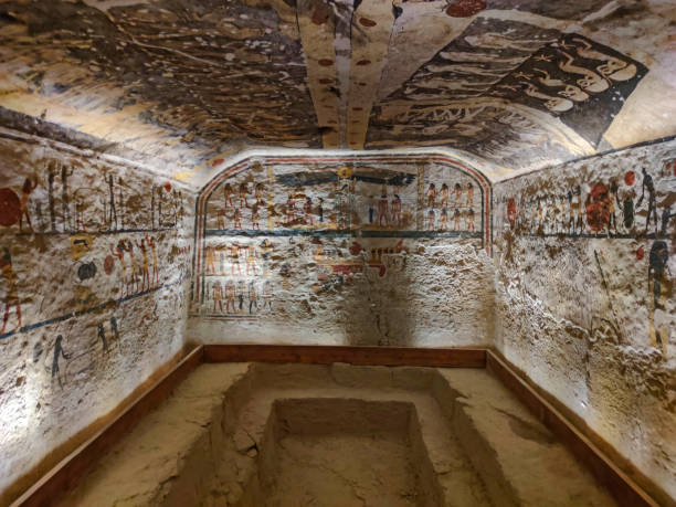 inside the egyptian pharaoh tomb in the valley of the kings, thebes, luxor, egypt - pharaonic tomb imagens e fotografias de stock