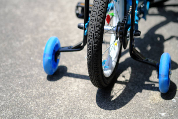 bild eines fahrrads mit trainingsrädern - stützrad stock-fotos und bilder