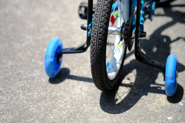 image d’un vélo avec des roues d’entraînement - roue stabilisatrice photos et images de collection