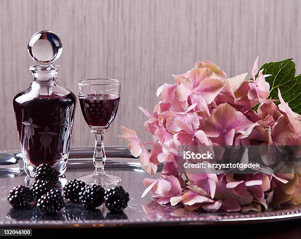 Glas Likör Stockfoto und mehr Bilder von Alkoholisches Getränk - Alkoholisches Getränk, Auflösen, Bartresen