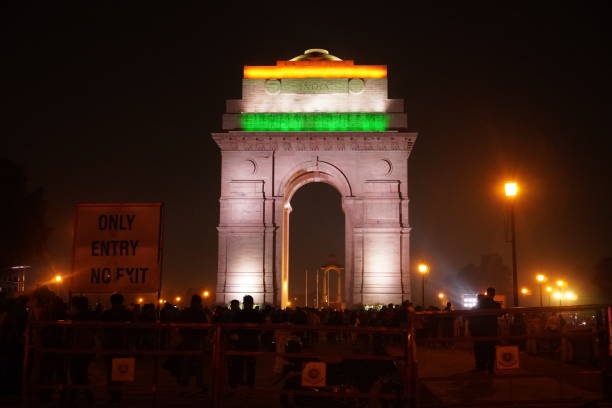 imagem portão índia na noite - india gate delhi new delhi - fotografias e filmes do acervo