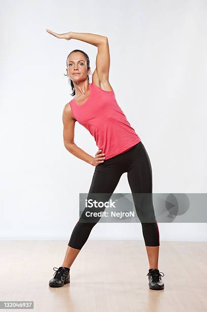 Bella Atleta Donna Facendo Esercizio Di Fitness - Fotografie stock e altre immagini di Adulto - Adulto, Aerobica, Allegro