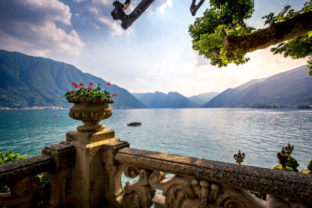 lago di como, vicino a bellagio, piemontese, italia - lenno foto e immagini stock