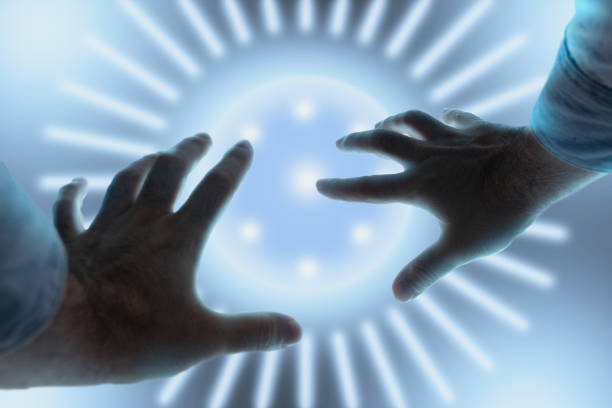 남자는 그 위에 이상한 빛나는 구에서 자신의 손으로 자신을 방어, ufo 만남 - team meeting flash 뉴스 사진 이미지