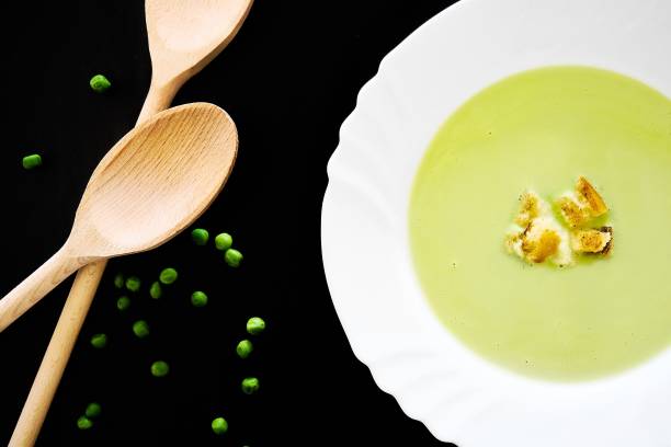 овощной гороховый суп - vegan pea soup стоковые фото и изображения