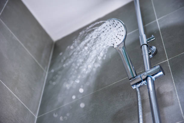 떨어지는 물과 샤워 헤드 - shower head falling water bathroom water 뉴스 사진 이미지