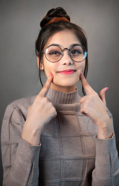 笑顔でカメラを見ている美しい、幸せなスタイリッシュな若い女性の肖像画。 - teenage girls pretty smile looking at camera waist up ストックフォトと画像