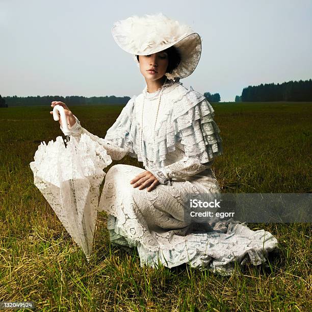 Mulher No Vestido Vintage - Fotografias de stock e mais imagens de Fora de moda - Estilo - Fora de moda - Estilo, Estilo retro, Vestido