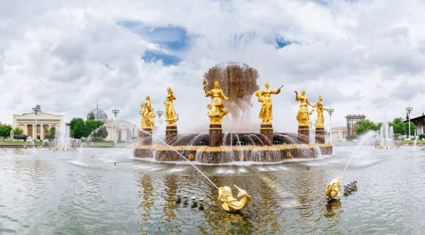 モスクワのvdnhの国家の泉の友情。 - vdnh ストックフォトと画像