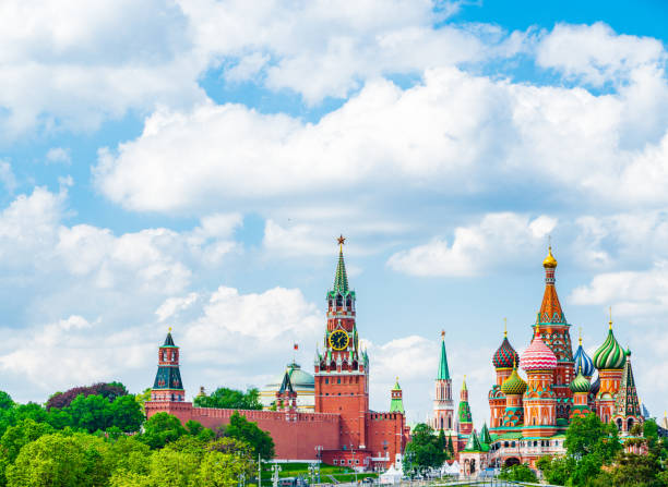 o kremlin de moscou e a catedral de são basílio em um dia ensolarado de primavera. - catedral de são basílio - fotografias e filmes do acervo