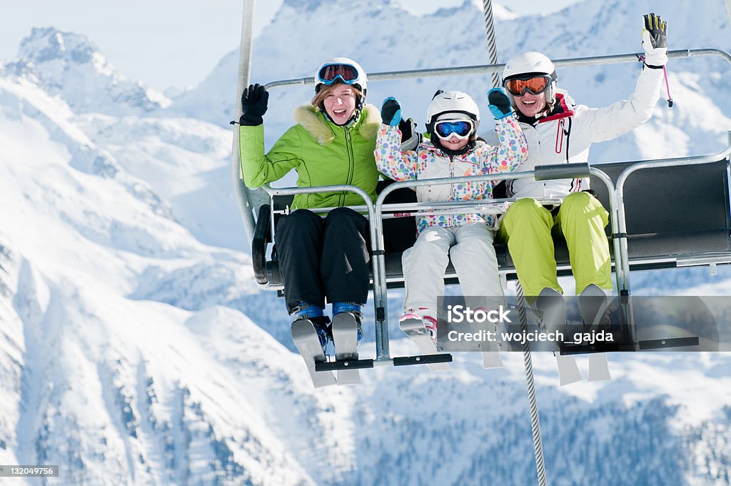 ハッピーなスキー旅行 - スキーリフトのロイヤリティフリーストックフォト