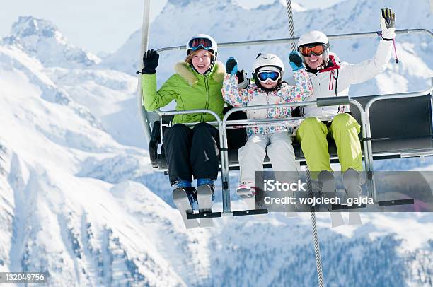 Foto de Feliz Férias De Esqui e mais fotos de stock de Família - Família, Teleférico - Meio de Transporte, Esqui - Esqui e snowboard