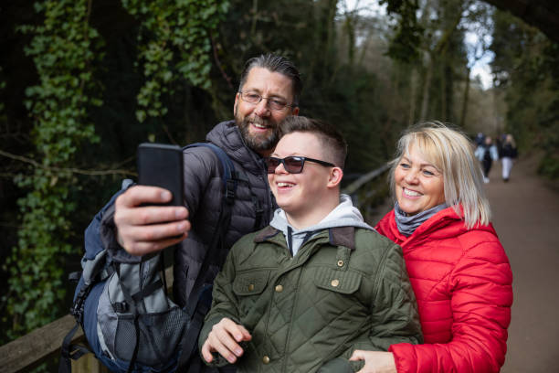 tiempo de selfie familiar - two parent family technology mobility men fotografías e imágenes de stock